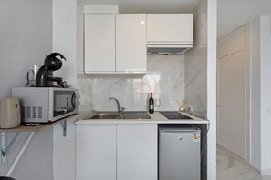 Fridge, microwave, stovetop, coffee/tea maker