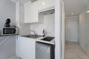 Kühlschrank, Mikrowelle, Herdplatte, Wasserkocher mit Kaffee-/Teezubehör