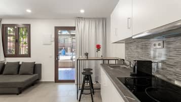 Réfrigérateur, micro-ondes, plaque de cuisson, cafetiÚre/bouilloire