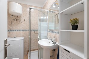 Shower, towels