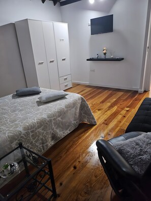 2 slaapkamers, een strijkplank/strijkijzer, gratis wifi, beddengoed