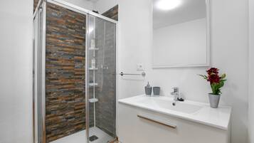 Bruser, hårtørrer, håndklæder