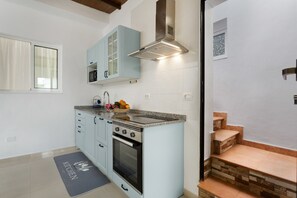 Fridge, microwave, oven, stovetop - Vacation Apartment 'Los Abuelos 3 Icod' with Mountain View, Shared Terrace and Wi-Fi (Icod de los Vinos)