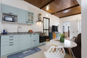 Fridge, microwave, oven, stovetop - Vacation Apartment 'Los Abuelos 3 Icod' with Mountain View, Shared Terrace and Wi-Fi (Icod de los Vinos)