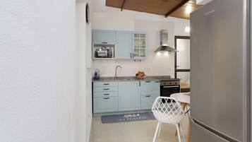 Geladeira, micro-ondas, fogão, cooktop