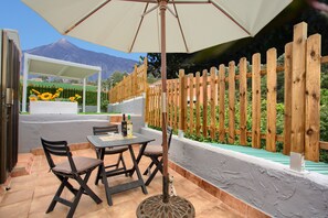 Outdoor dining - Vacation Apartment 'Los Abuelos 3 Icod' with Mountain View, Shared Terrace and Wi-Fi (Icod de los Vinos)