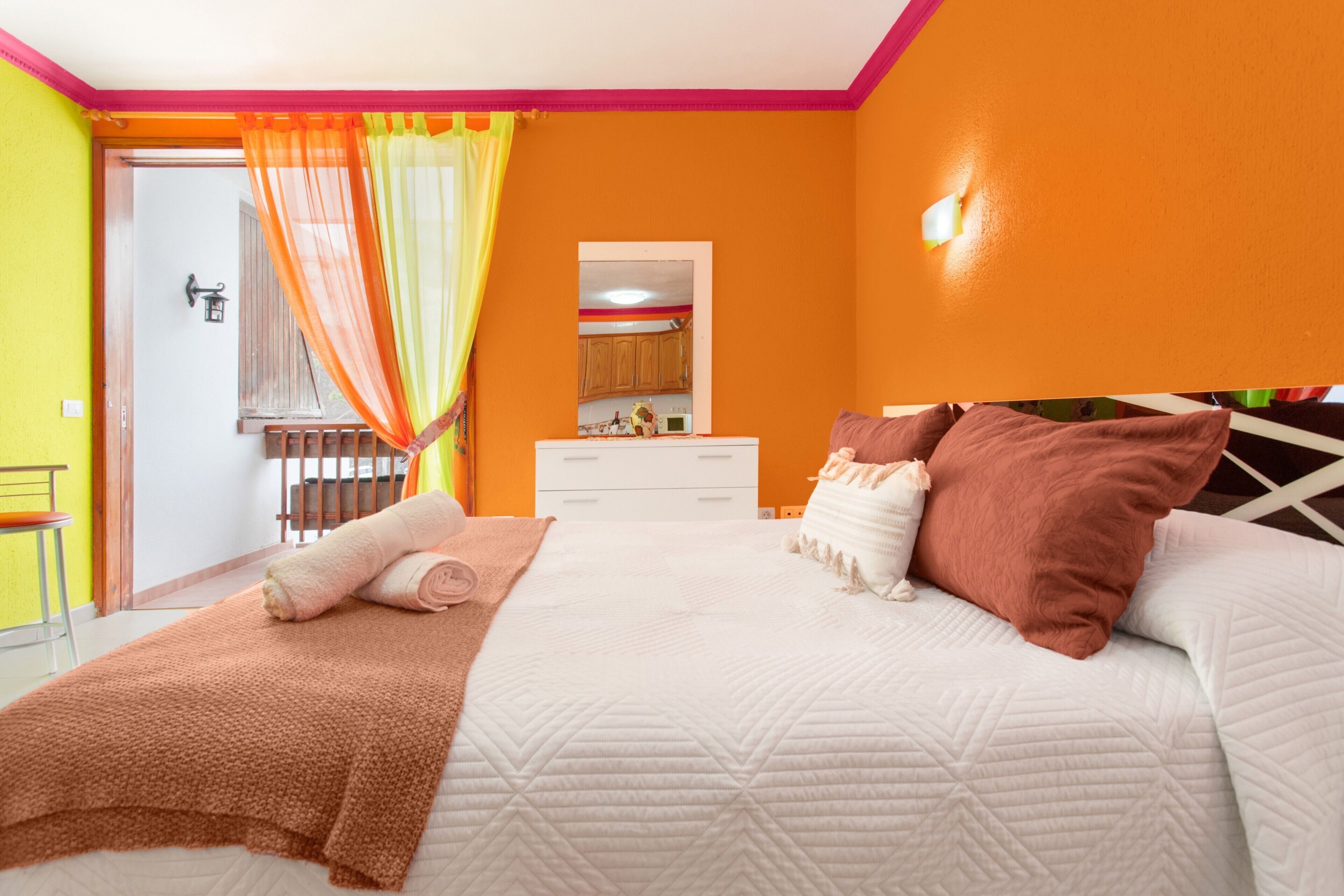 1 slaapkamer, een strijkplank/strijkijzer, gratis wifi, beddengoed