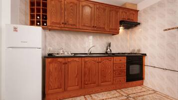 Een koelkast, een oven, een kookplaat, een koffiezetapparaat/waterkoker