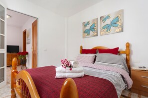 2 habitaciones, tabla de planchar con plancha y ropa de cama 