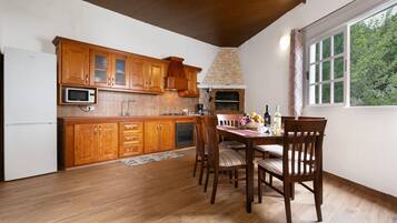 Coffee/tea maker, fridge, microwave, stovetop
