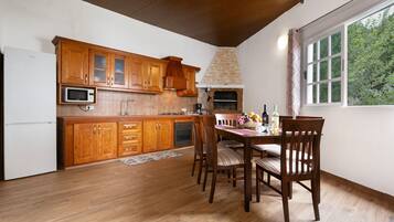 Køleskab, mikrobølgeovn, kogeplade, kaffe-/temaskine