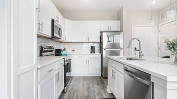 Micro-ondes, four, plaque de cuisson, lave-vaisselle