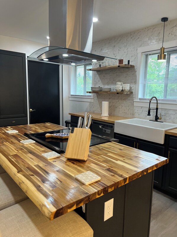 Refrigerador, microondas, horno y lavavajillas