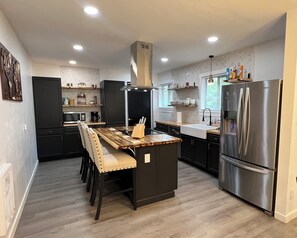 Jääkaappi, mikroaaltouuni, uuni, astianpesukone