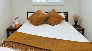 2 soverom, skrivebord, strykejern/-brett og reiseseng for barn