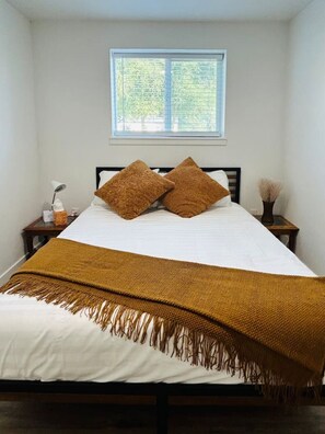 2 habitaciones, escritorio y tabla de planchar con plancha 