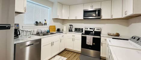 Kylskåp, mikrovågsugn, ugn och spishäll