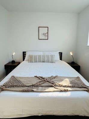 2 chambres, bureau, fer et planche à repasser, lit parapluie