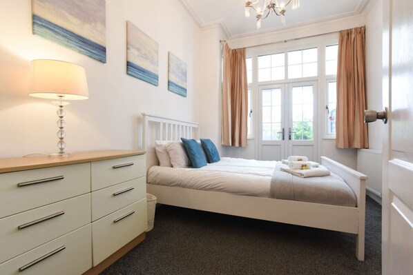 2 Schlafzimmer, Schreibtisch, Bügeleisen/Bügelbrett, Reisekinderbett