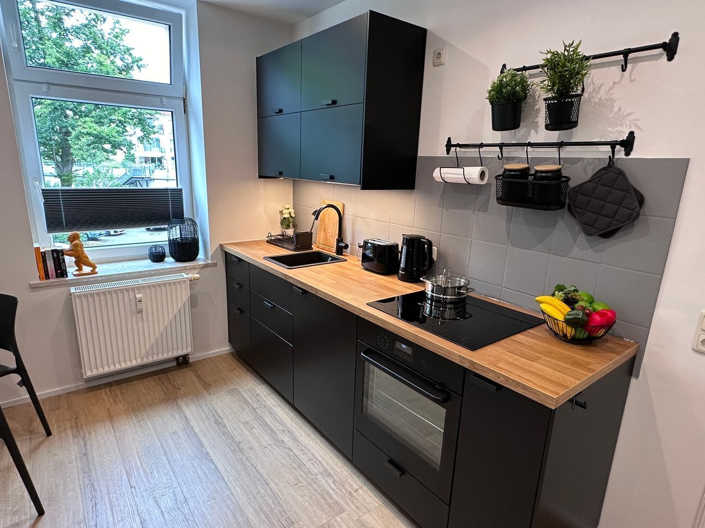 Kaffetrakter/tekoker, kjøleskap, ovn og kokeplater