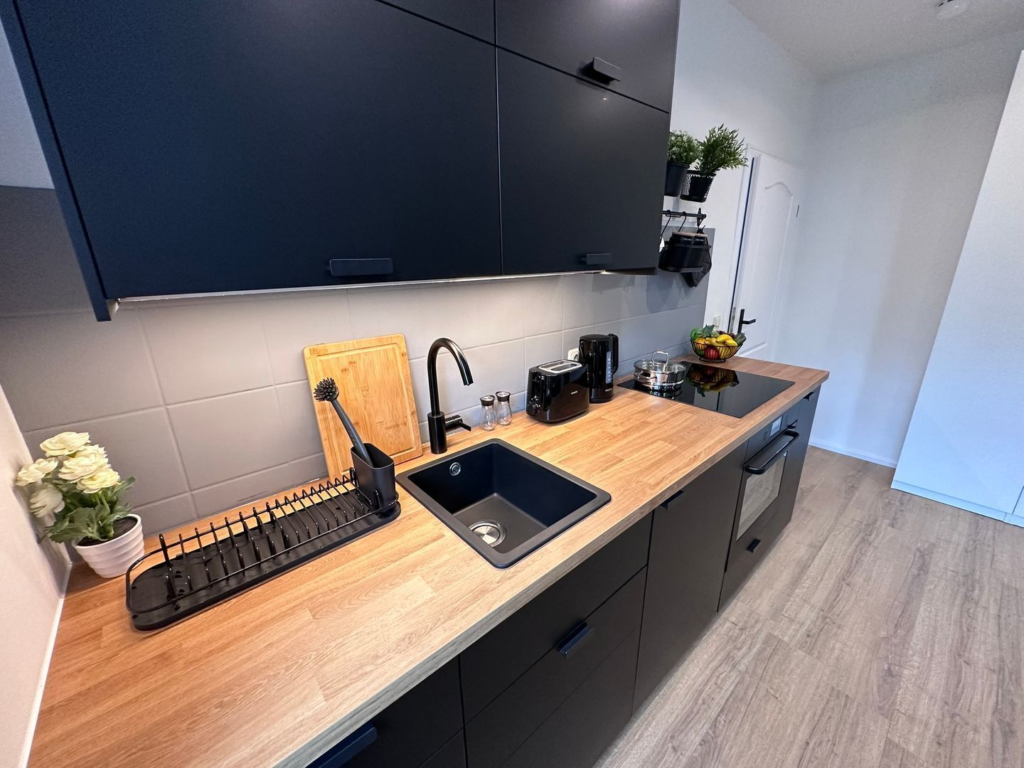 Coffee/tea maker, fridge, oven, stovetop