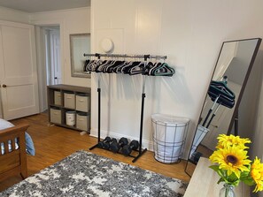 2 bedrooms, desk, iron/ironing board, travel crib - Charming 2-bedroom cottage located on a beautiful property. AC, Wifi, & laundry (Durham)