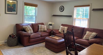 Charming 2-bedroom cottage located on a beautiful property. AC, Wifi, & laundry