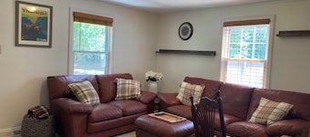 Charming 2-bedroom cottage located on a beautiful property. AC, Wifi, & laundry