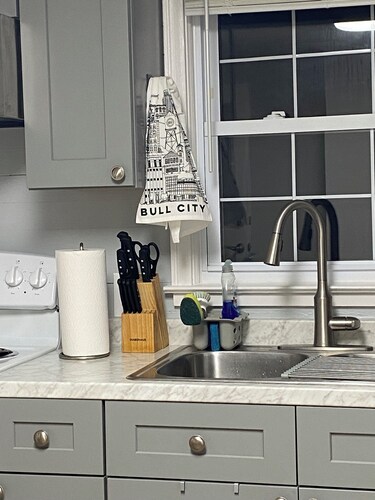 Charming 2-bedroom cottage located on a beautiful property. AC, Wifi, & laundry