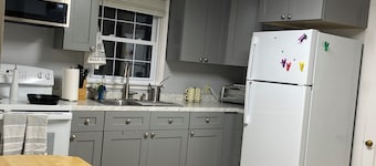 Charming 2-bedroom cottage located on a beautiful property. AC, Wifi, & laundry