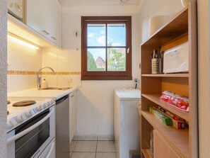 Een koelkast, een oven, een vaatwasser, een broodrooster