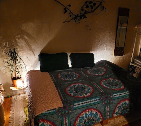 1 bedroom, WiFi, bed sheets. Cosy alternative Apartment