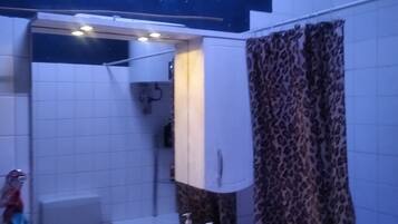 Haartrockner, Handtücher, Seife, Shampoo