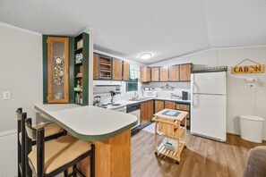 Wasserkocher mit Kaffee-/Teezubehör, Kühlschrank, Mikrowelle, Ofen