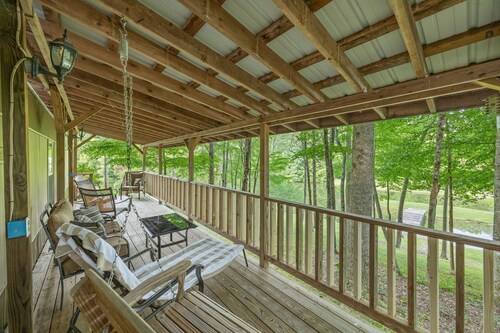 5 minutes from Burgess Falls! Fish, canoe & paddle boating on private property.