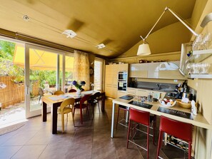 Réfrigérateur, micro-ondes, four, lave-vaisselle