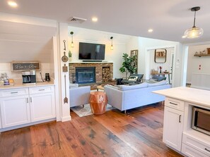 Smart TV, chimenea, futbolito, estéreo