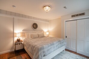 6 bedrooms, desk, iron/ironing board, free WiFi