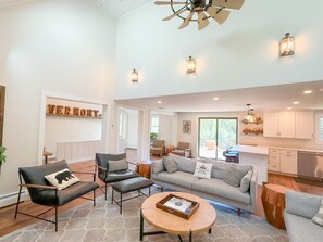 Smart TV, fireplace, table football, stereo - Valley View Villa - Modern Farmhouse W/ Hot Tub (Dover)