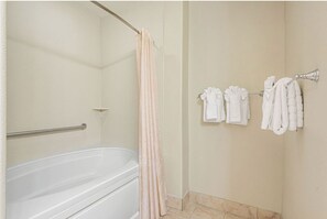 Douche, baignoire à jets, sèche-cheveux, serviettes fournies