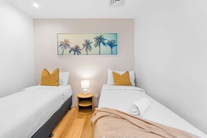 2 habitaciones, tabla de planchar con plancha, wifi y ropa de cama 