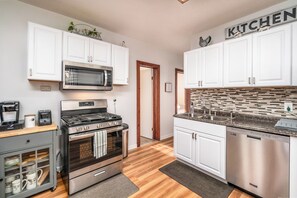 Fridge, microwave, oven, stovetop - Group Stay! Buffalo and Niagara Falls Home - 6 bedrooms 2 Baths (Buffalo)