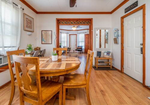 Group Stay! Buffalo and Niagara Falls Home - 6 bedrooms 2 Baths