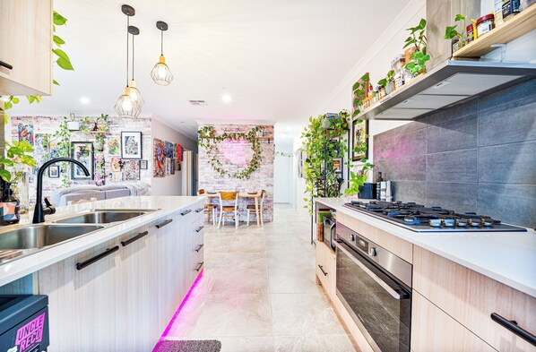 雪櫃、微波爐、焗爐、爐具