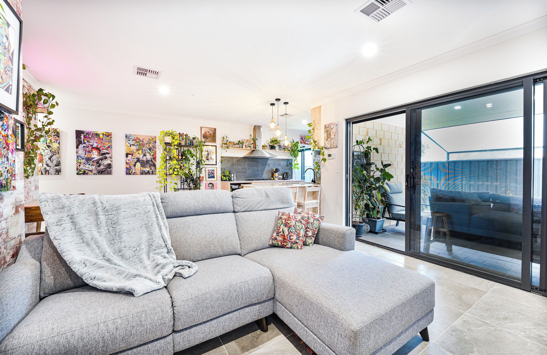 Televisor intel·ligent, videojocs, reproductor de DVD i llibres 