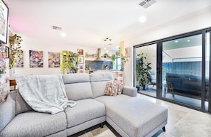 Smart-tv, videospil, dvd-afspiller, bøger