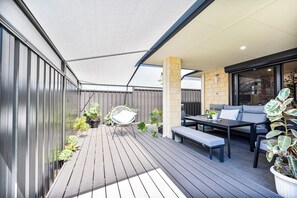 Terrace/patio - Modern Cozy Room | Free Parking | Close to Airport (Beechboro)