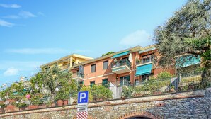 A residential building with a stone facade, balconies, and a clear blue sky. - Amazing apartment in Camogli with WiFi (Camogli)