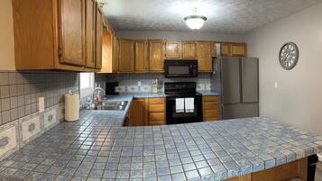 Jääkaappi, mikroaaltouuni, uuni, liesi