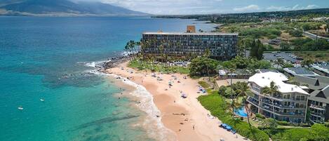 En la playa, camastros y toallas de playa